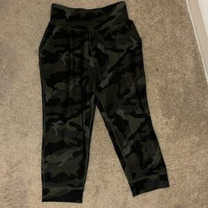 Old navy powersoft cropped camo pants — dark green size L